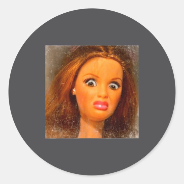 Sticker Rond Funny Disgusting Doll Face Meme  (Devant)