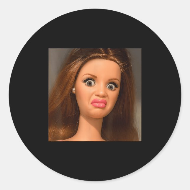 Sticker Rond Funny Doll Face Meme Disgusting  (Devant)