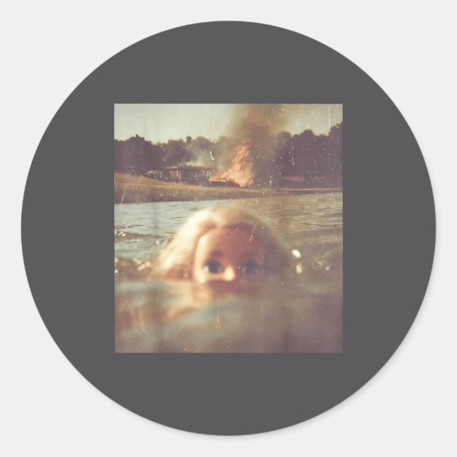 Sticker Rond Funny Doll Face Swimming Meme  (Devant)