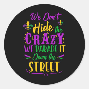 Sticker Rond Funny Mardi Gras On ne cache pas Crazy Parade Stre