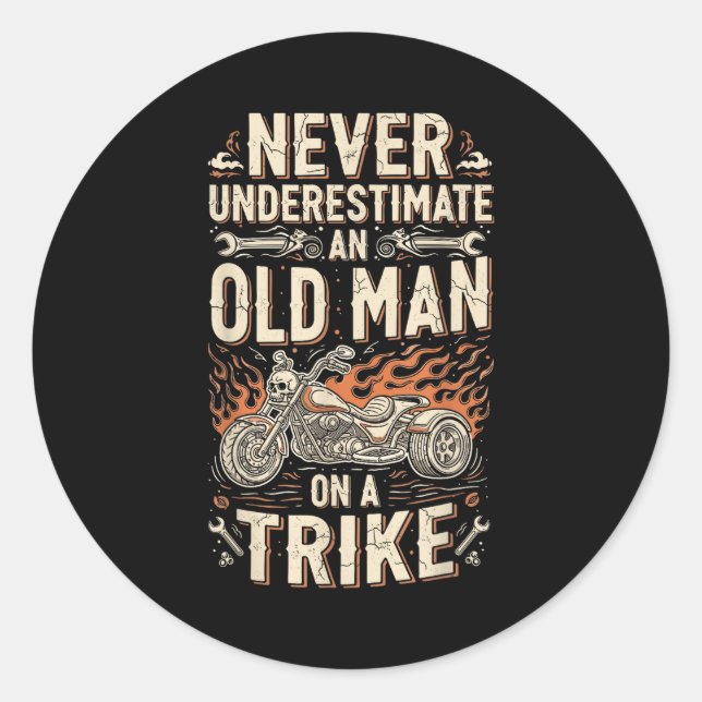 Sticker Rond Funny Never Underestimate An Old Man On A Trike Gr (Devant)