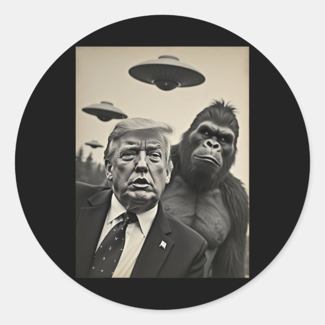Sticker Rond Funny Trump Bigfoot Selfie Avec Ufos Alien Étrange (Devant)