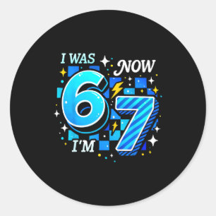Sticker Rond Garçon d'anniversaire drôle 67 ans bleu à carreaux
