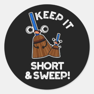 Sticker Rond Gardez-Le Court Et Balayer Funny Broom Pun Dark BG