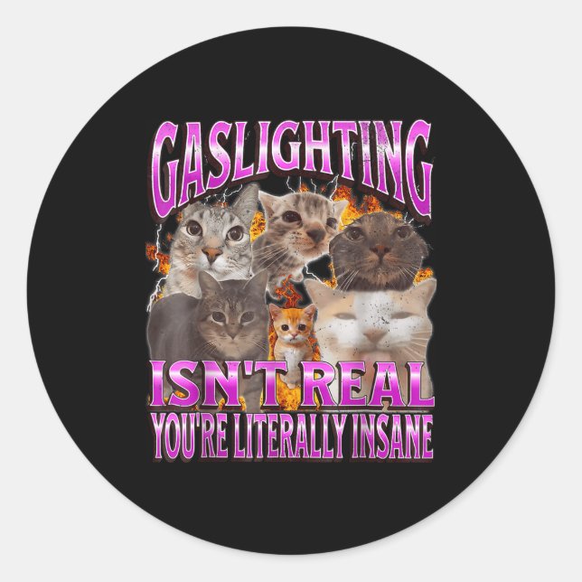 Sticker Rond Gaslighting Isn't Real Funny Cat Meme Bootleg Grap (Devant)