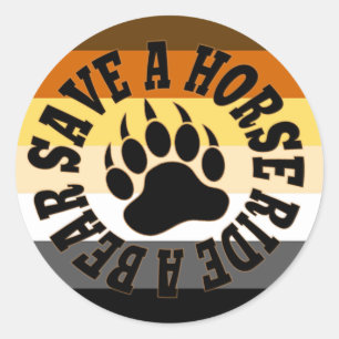 Sticker Rond Gay Bear Pride Sauver Un Cheval Monte Un Ours