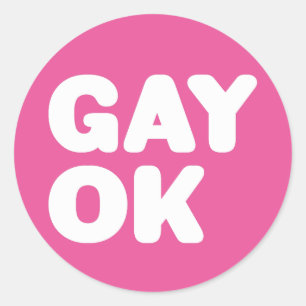 Sticker Rond GAY OK Gros Lettres Gras Énoncé Blanc Et Rose