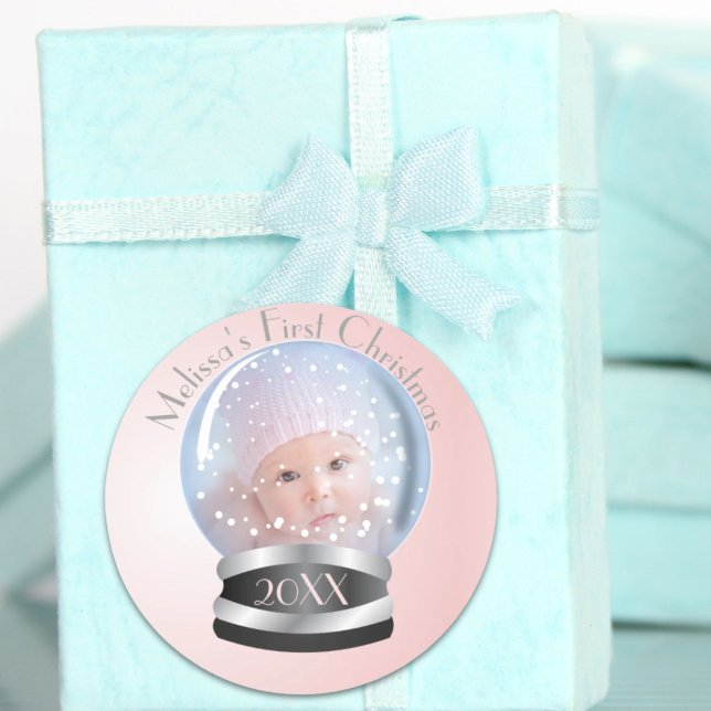 Sticker Rond Globe des neiges Pink Girl Baby's 1st Christmas Ph (Snow Globe Pink Girl Baby's 1st Christmas Photo Classic Round Sticker)