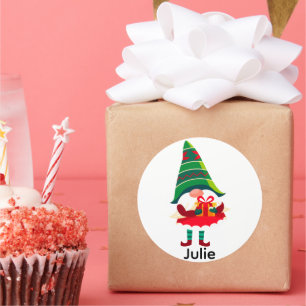 Sticker Rond Gnome de Noël personnalisée tenant une boîte cadea