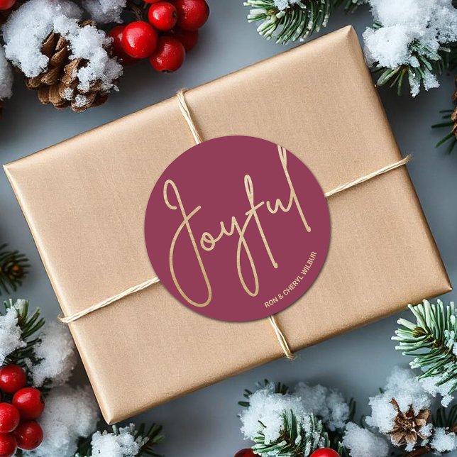 Sticker Rond Gold JOYFUL sur Cranberry Christmas (JOYFUL in gold script on cranberry Christmas 3" Round Stickers)