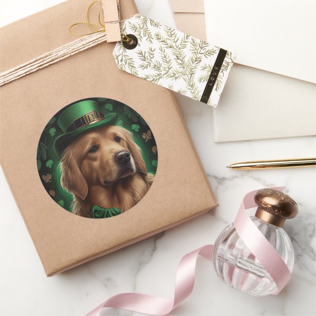 Sticker Rond Golden Retriever Dog in St. Patrick's Day (Cadeaux)