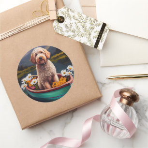 Sticker Rond Goldendoodle on a Paddle : Une aventure Pittoresqu