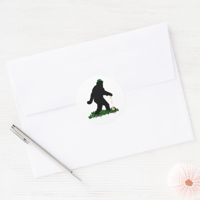 Sticker Rond Gone Squatchin' le jour de la Saint Patrick (Enveloppe)