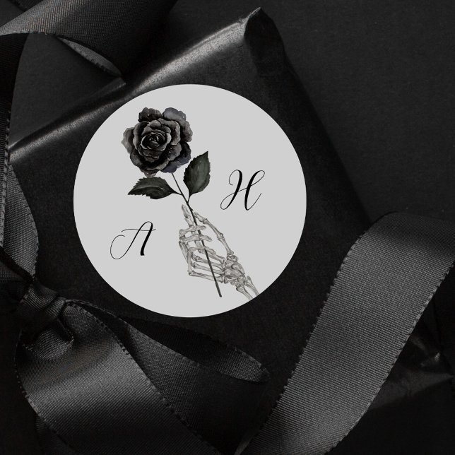 Sticker Rond Gothique Halloween Mariage noir squelette Rose mai (Gothic Halloween Black Wedding Skeleton Hand Rose Classic Round Sticker)