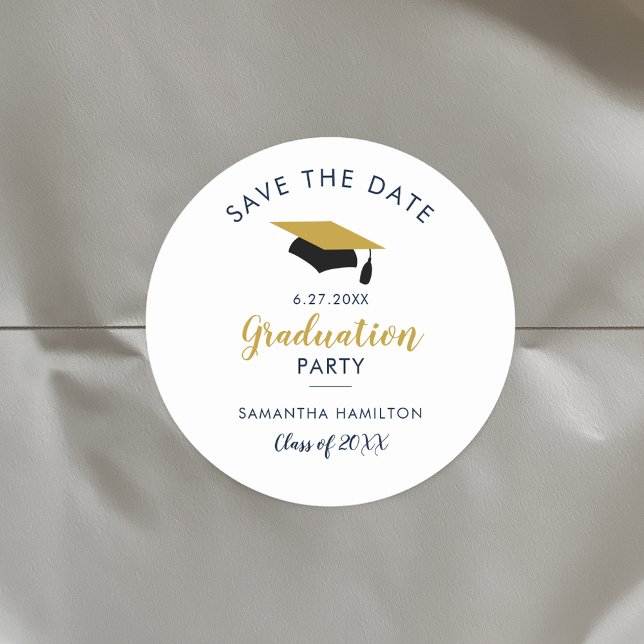 Sticker Rond Graduate 2025 Script Enregistrer la Date Grad Part (Graduation Save the Date White Classic Round Sticker)
