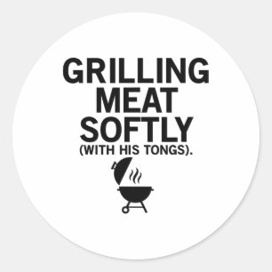 Sticker Rond Griller La Viande Doucement Avec Ses Tongs Drôle B