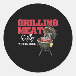 Sticker Rond Griller La Viande Doucement Avec Ses Tongs Drôle B