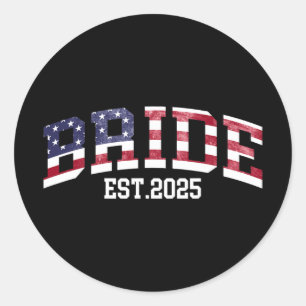 Sticker Rond Groom Bride Est. Drapeau américain 2025 juste mari