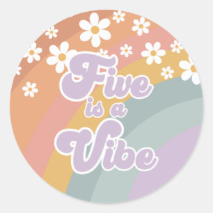 Sticker Rond Groovy Retro Rainbow Five est une ambiance