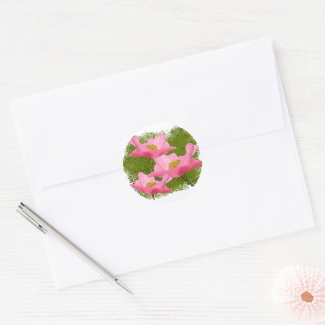 Sticker Rond Gros plan sur trois croustilles roses flottantes (Enveloppe)