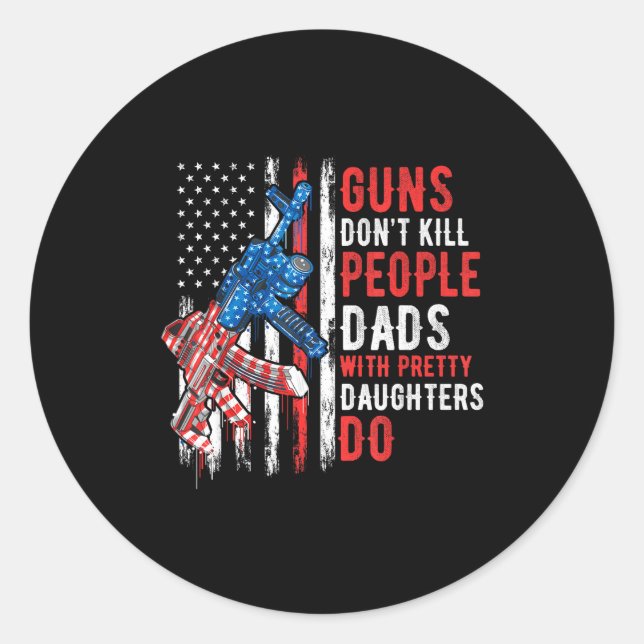 Sticker Rond Guns Don't Kill People Dads With Pretty Daughters  (Devant)