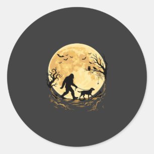 Sticker Rond Halloween Bigfoot Labrador marchant sous la pleine