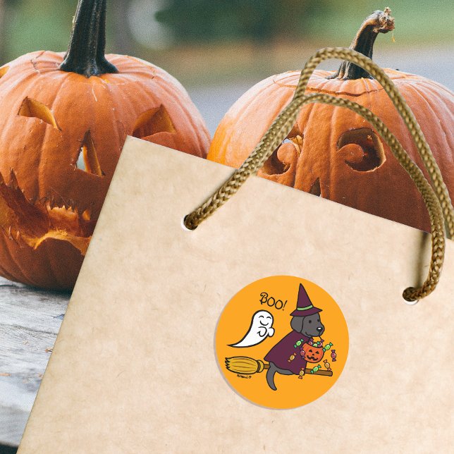Sticker Rond Halloween Black Labrador et Broom (Halloween Black Labrador and Broom Stickers for Labrador Owners.  Cute Cartoon Design.)