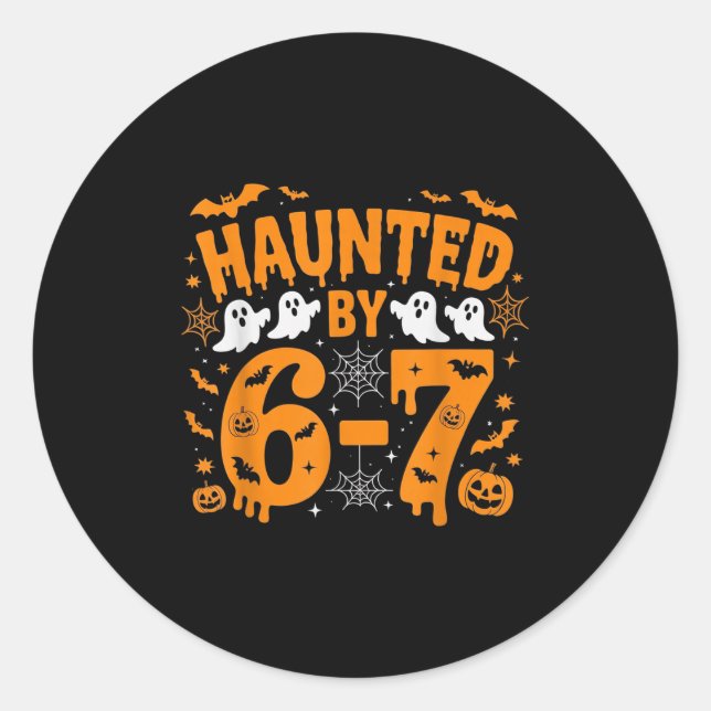Sticker Rond Haunted By 67 – Funny Halloween Costume 6 7 Six Se (Devant)