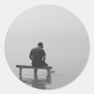 Sticker Rond Homme triste et solitaire contemplant la vie
