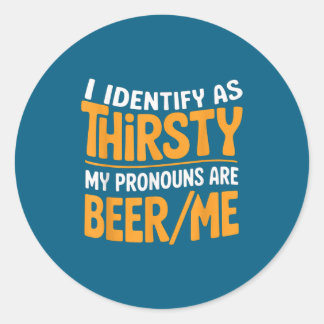 Sticker Rond I Identify As Thirsty My Pronouns Are Beer_me 