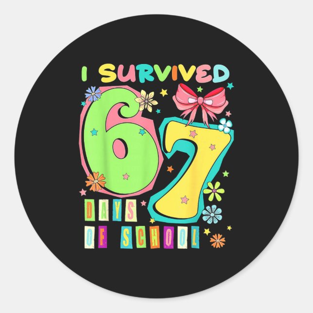 Sticker Rond I Survived 67 Days Of School Coquette Bow Teachers (Devant)