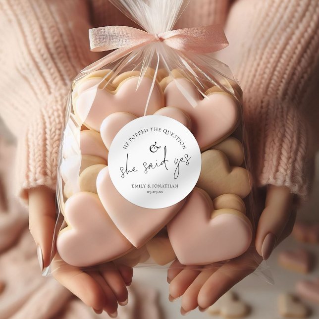 Sticker Rond Il A Posé La Question Elle A Dit Oui (Créateur téléchargé)