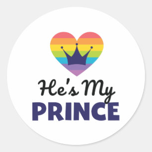 Sticker Rond Il est mon T-shirt d'arc-en-ciel de prince LGBTQ