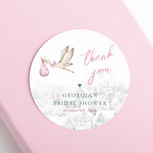 Sticker Rond Il faut un village cigogne hiver fille Baby shower