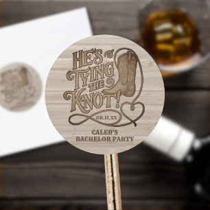 Sticker Rond Il noue le noeud Rustique Cowboy Bachelor Party