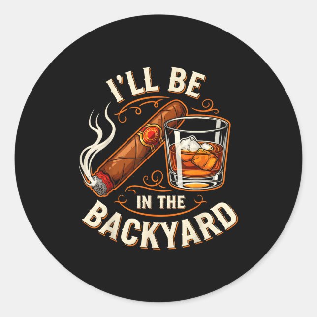 Sticker Rond I'll Be In The Backyard Funny Cigar And Bourbon Lo (Devant)