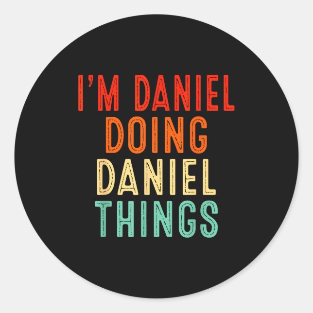 Sticker Rond I'm Daniel Doing Daniel Things Funny Christmas Ide (Devant)