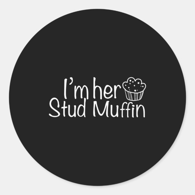 Sticker Rond Im Her Stud Muffin Funny Couples Valentine Day App (Devant)