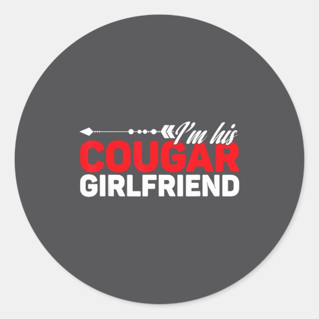 Sticker Rond I'm His Cougar Girlfriend Funny Matching Couples Q (Devant)