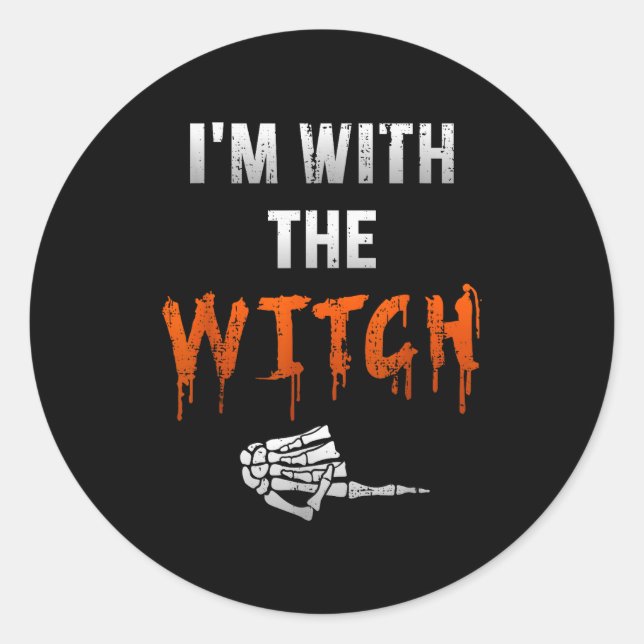 Sticker Rond I'm With Witch Skeleton Hand Funny Halloween Husba (Devant)