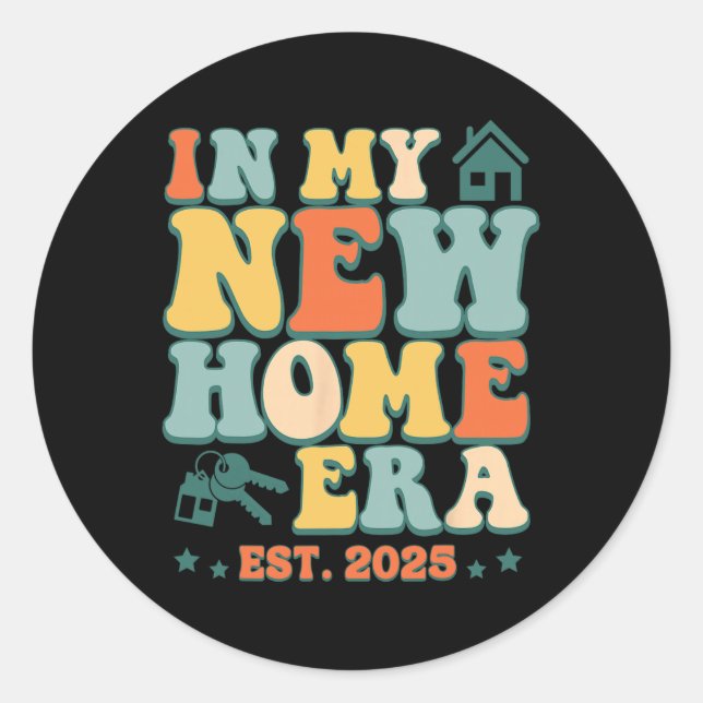 Sticker Rond In My New Home Era, Funny New Homeowner Est. 2025  (Devant)