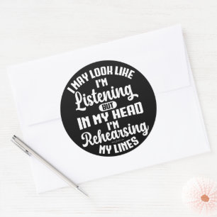 Sticker Rond J'ai peut-être l'air d'écouter, mais dans ma tête 