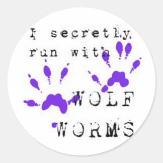 Sticker Rond Je cours secrètement avec des vers de loup