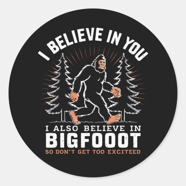 Sticker Rond Je Crois En Vous Mais Je Crois Aussi En Bigfoot (Devant)