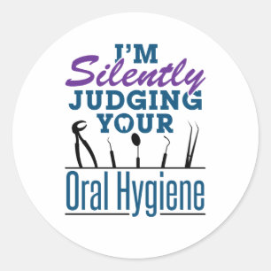 Sticker Rond Je juge silencieusement l'hygiène buccodentaire
