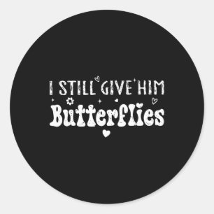 Sticker Rond Je lui donne toujours des papillons, elle veut dir