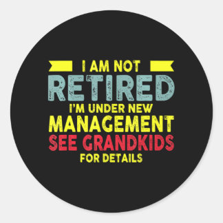 Sticker Rond Je ne suis pas à la retraite Je suis sous la nouve
