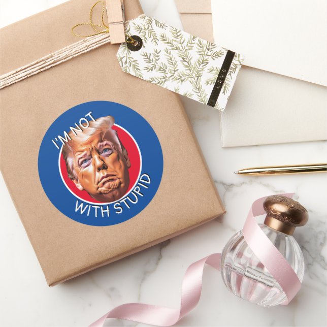 Sticker Rond Je ne suis pas avec Trump stupide (Cadeaux)