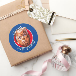 Sticker Rond Je ne suis pas avec Trump stupide