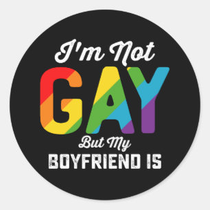 Sticker Rond Je ne suis pas gay, mais mon petit ami est une drô